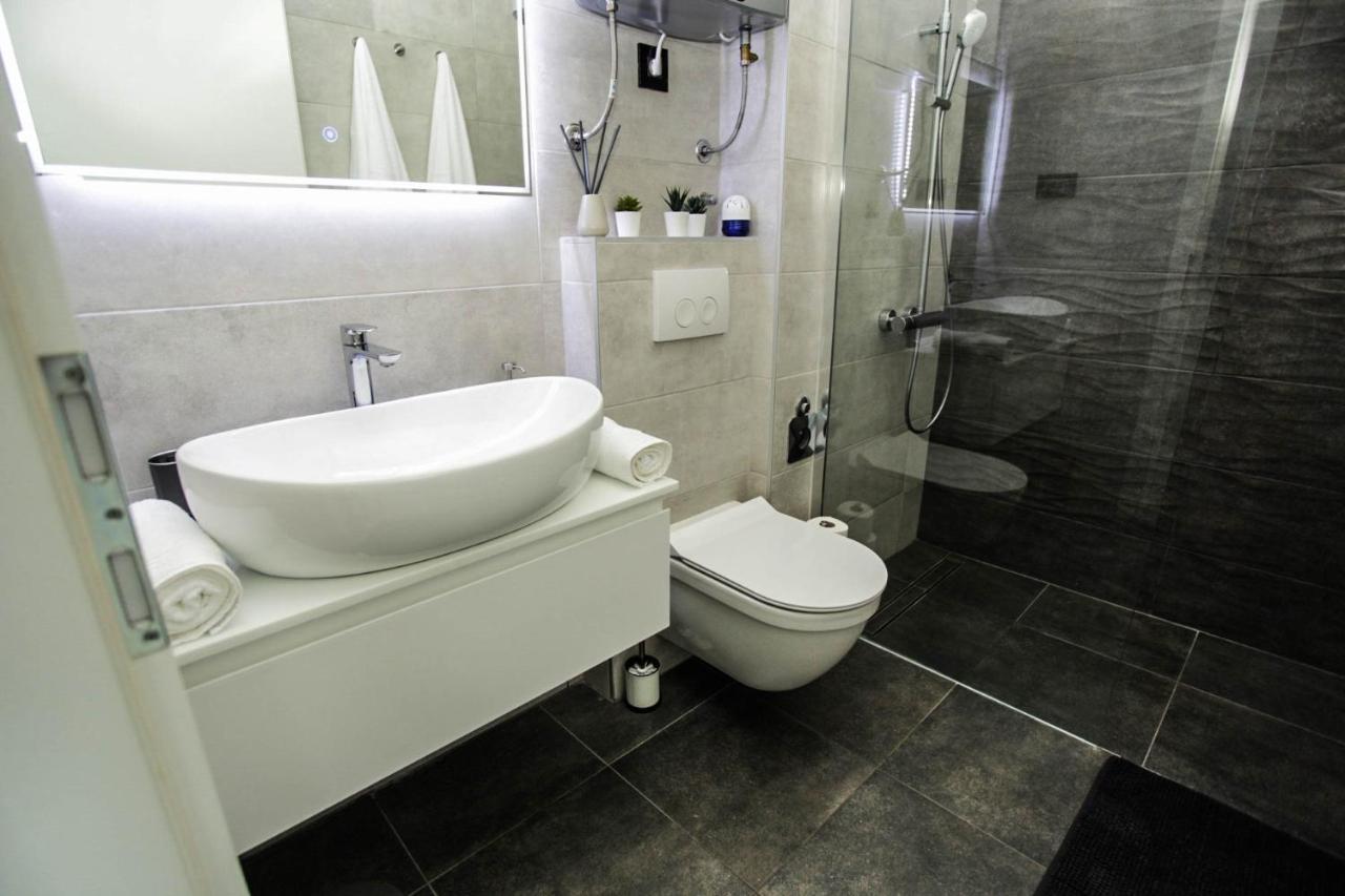 Leelee Apartment Rijeka Bagian luar foto