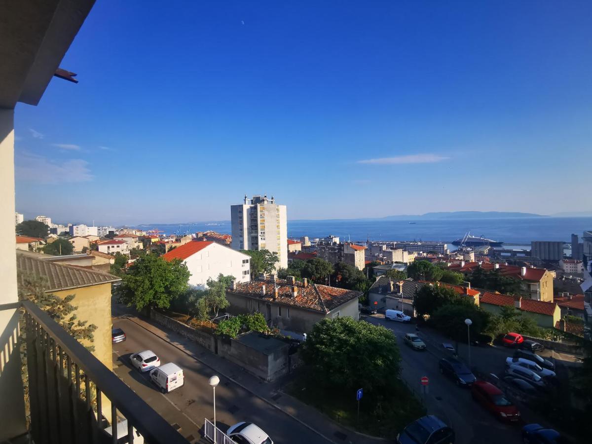 Leelee Apartment Rijeka Bagian luar foto